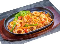 Hot Plate Thai Style Spicy & Sour Squid 泰式酸辣铁板苏东