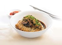 3515. Noodle in Fragrant Mushroom & Minced Pork Sauce 特香香菇面