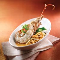 Stewed Baby Lobster Noodle with Collagen Sauce (2 Person Portion)