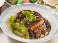 Mui Choy Braised Pork with Butterfly Buns 梅菜扣肉蝴蝶包